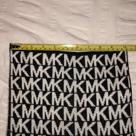 Michael Kors circle scarf - Picture 3 of 3